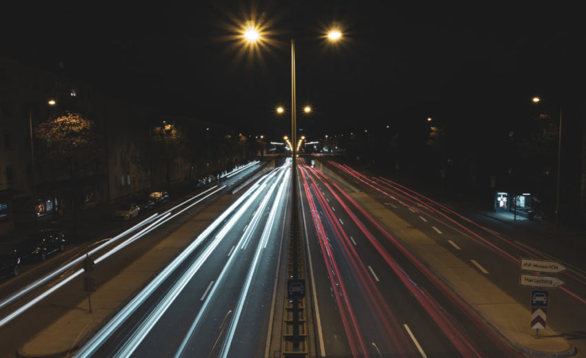 Zoom sur une route de nuit avec lumières des phares